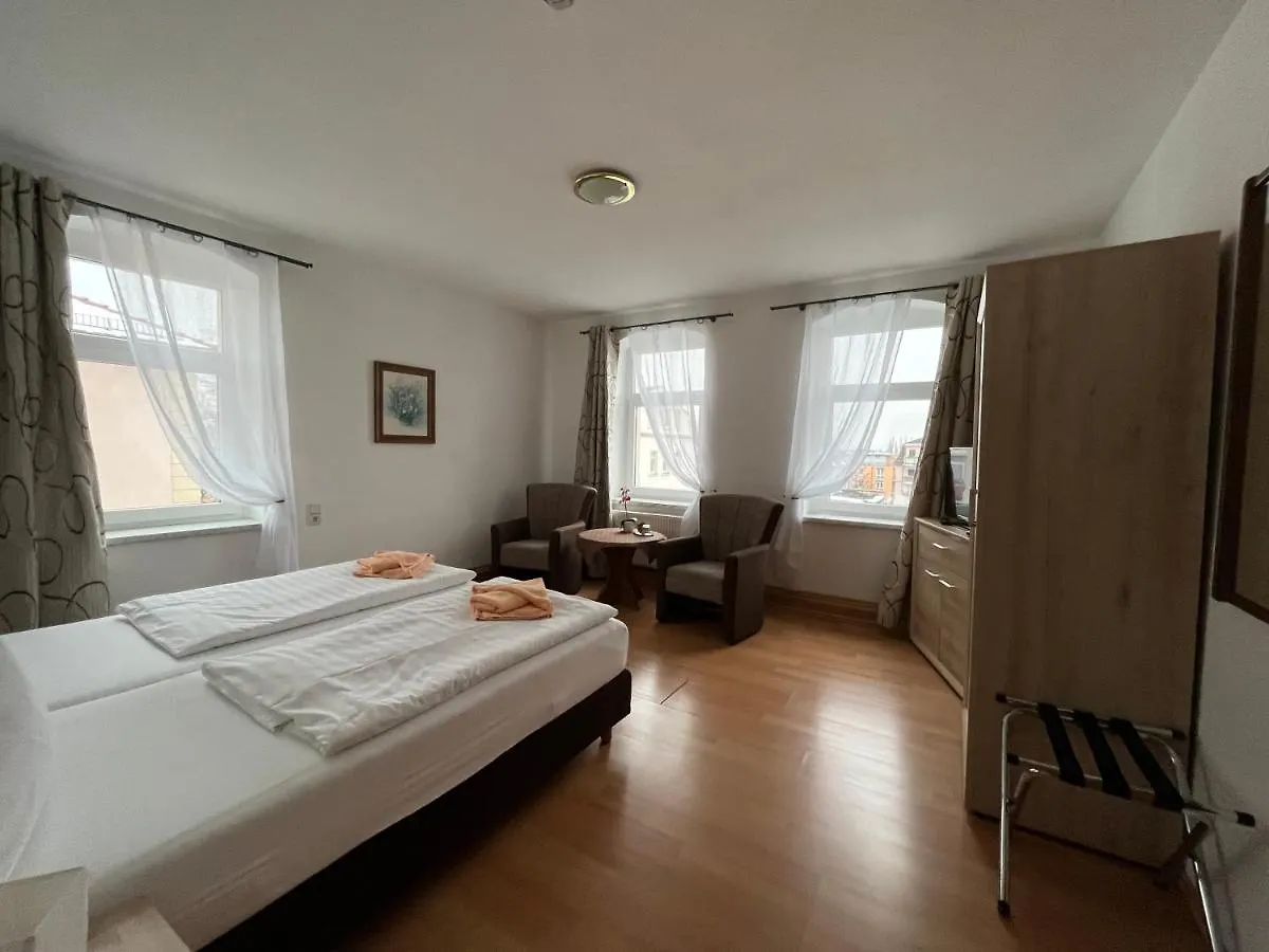 Pension Am Renner دريسدن 2*,