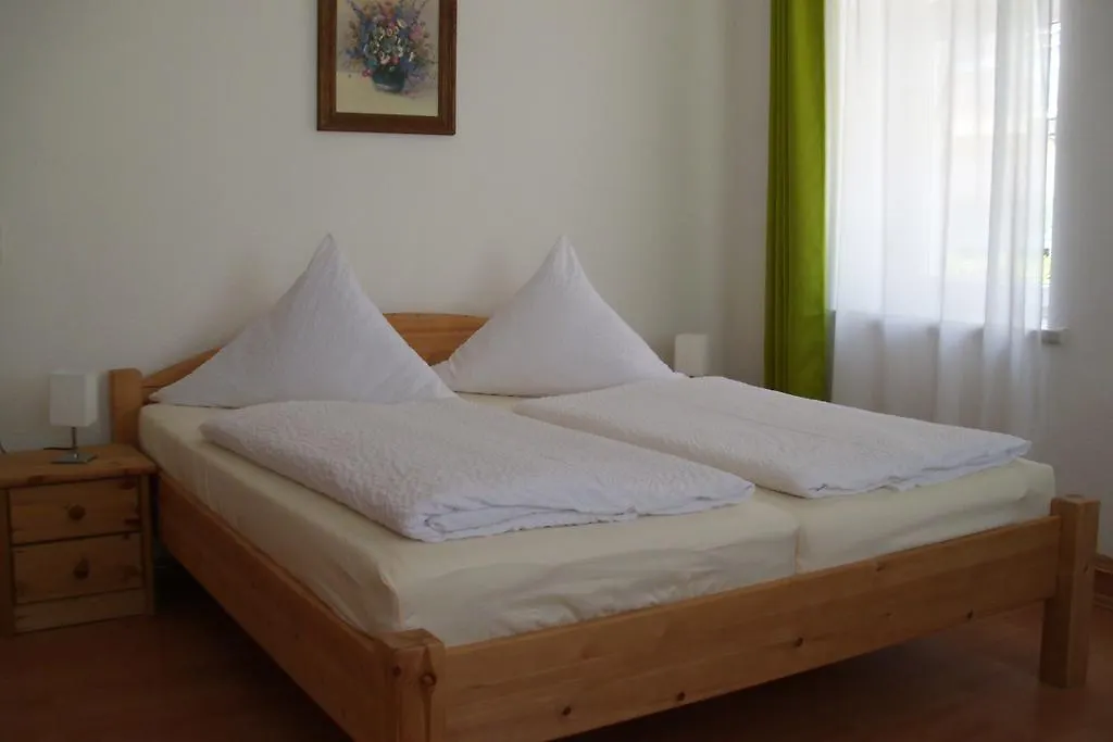 Pension Am Renner دريسدن 2*,